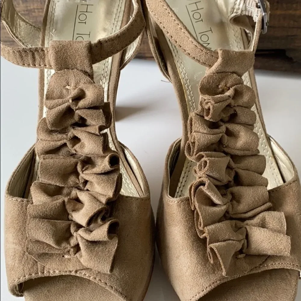 💙Hot Tomato Rylie Suede Look‎ Platform Heel Beige 6
